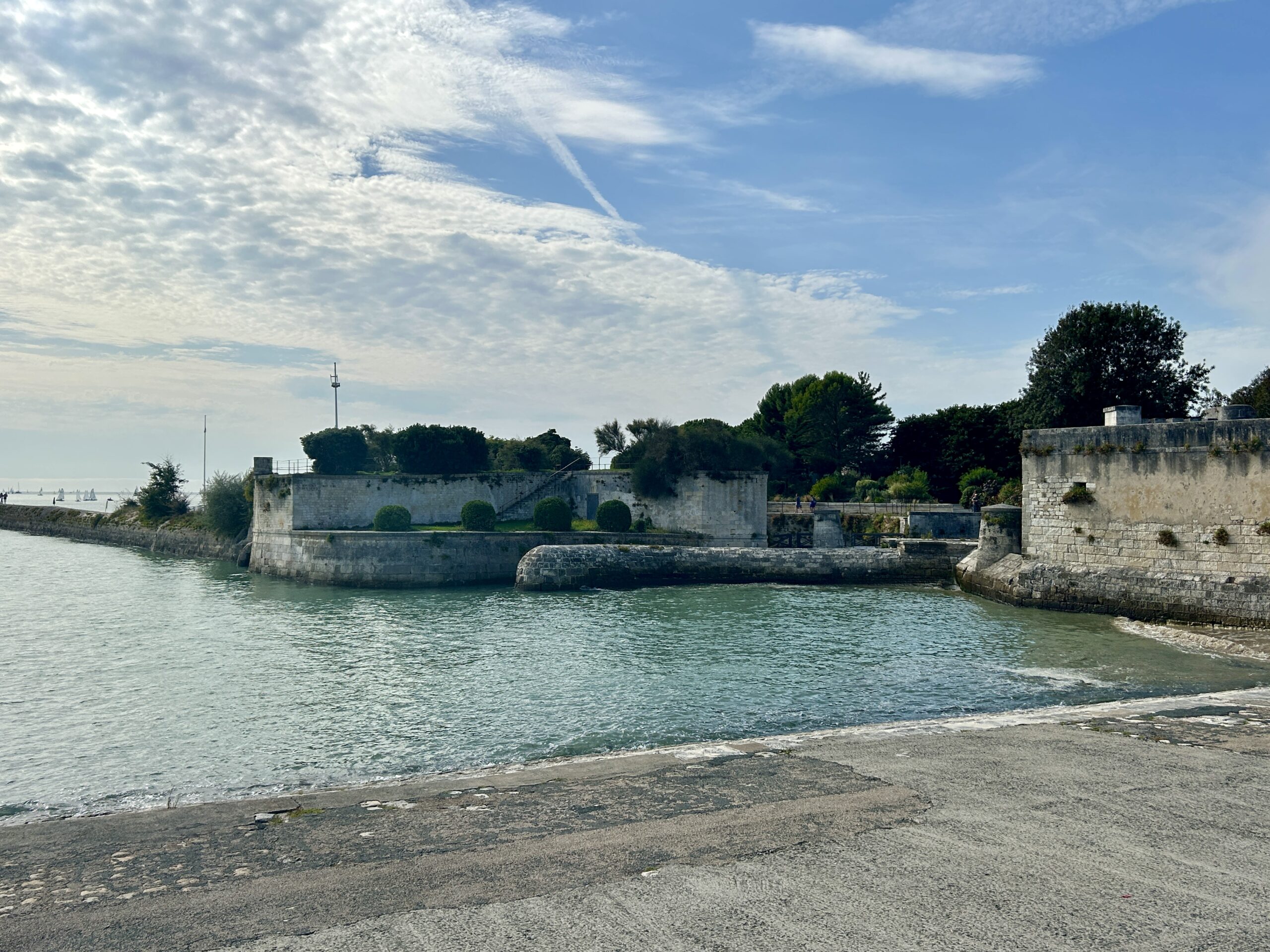 Vue d’un port médiéval au coucher du soleil